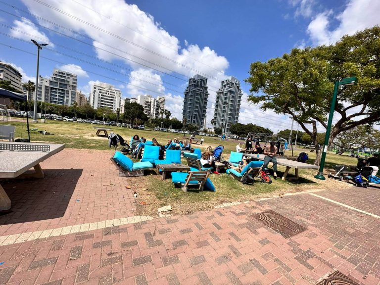 נירוונה עגלת קפה פארק הירקון תל אביב - פינות ישיבה