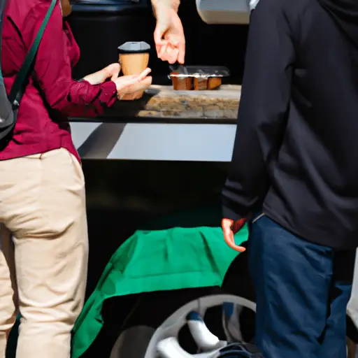 בעל עסק מקומי רוכש קפה מעגלה סמוכה