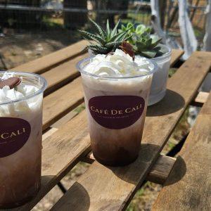 קפה דה כלי Cafe De Cali שוקו קר עם קצפת