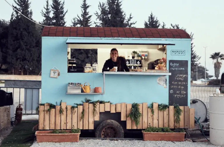 הַמְּנַחֶמֶת