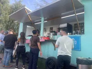 החצר של נוני בית נחמיה